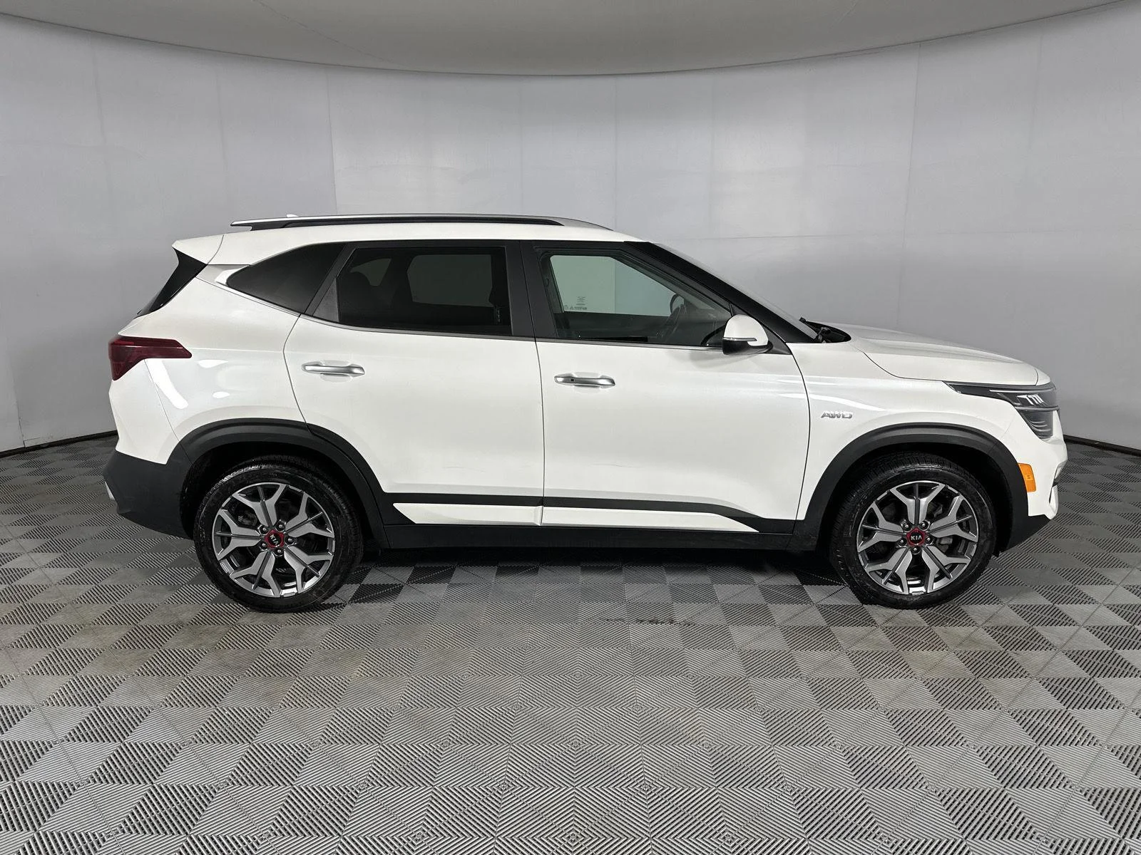 Used 2021 Snow White Pearl Kia SX Turbo image 26