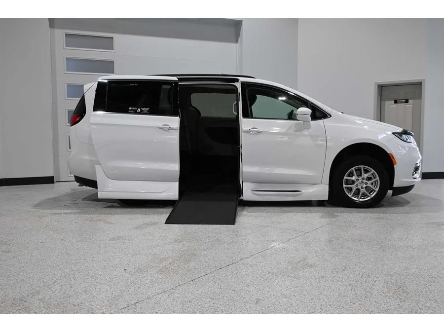 Used 2022 WHITE Chrysler Touring L Mobility Handicap Van image 17