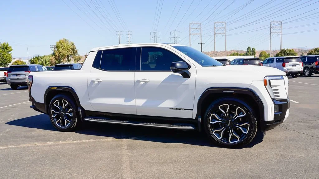 Used 2025 Summit White GMC Extended Range Denali image 9