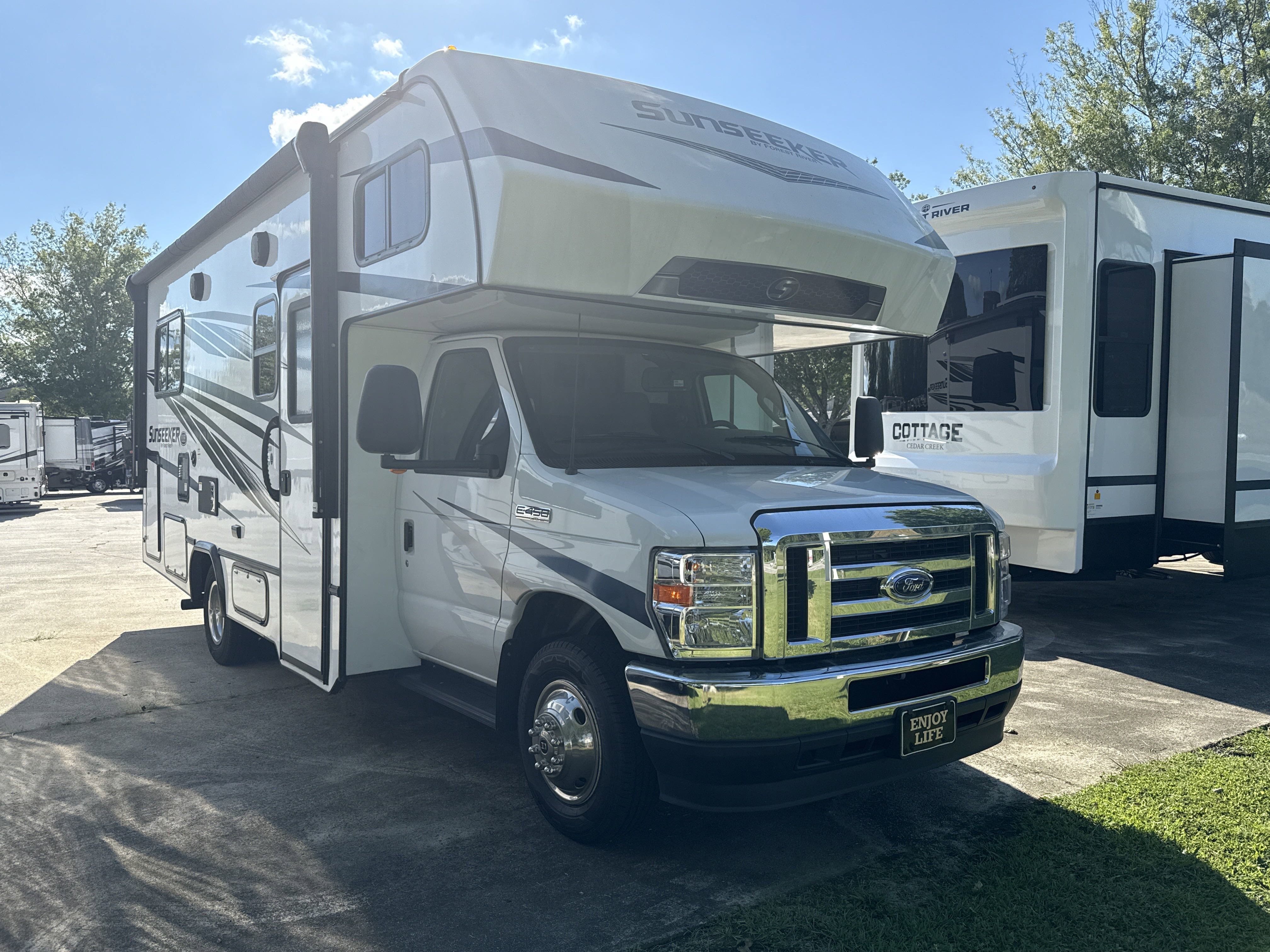 2023 Ford E-Series Cutaway Base