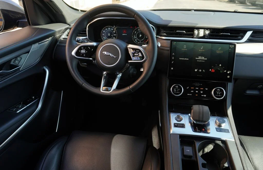 Used 2023  Jaguar P250 S image 15