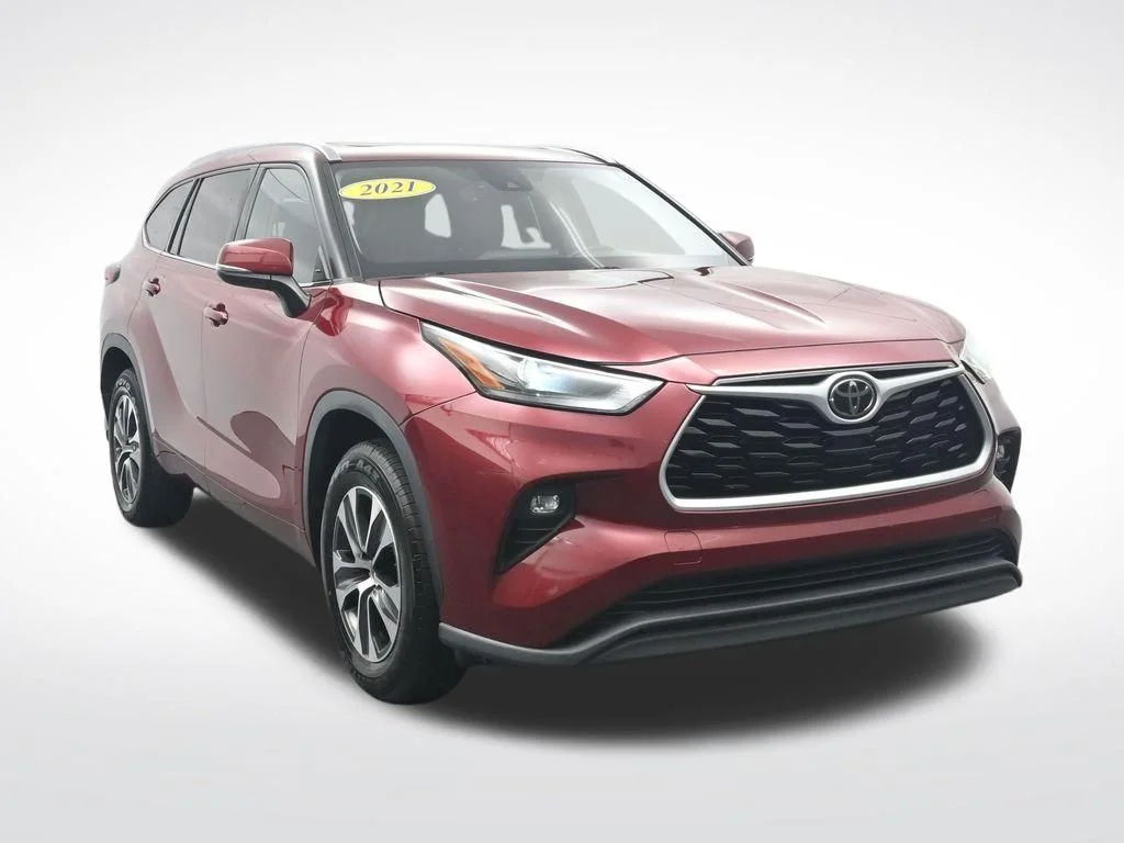 Certified Used 2021 Ruby Flare Pearl Toyota XLE image 3