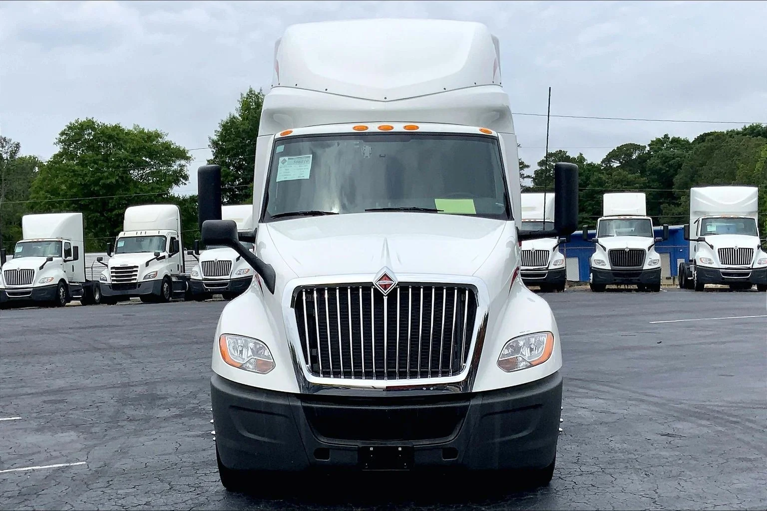 Used 2023 White International  image 4