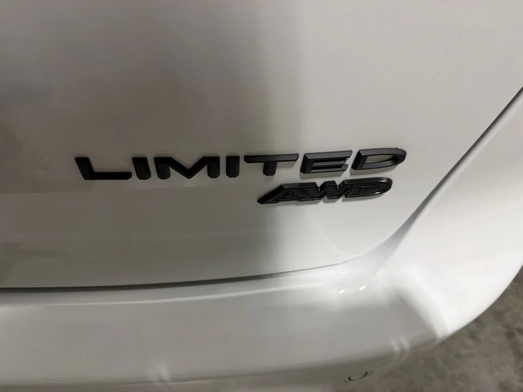 New 2027 Bright White Clear-Coat Exterior Paint Chrysler Limited image 9