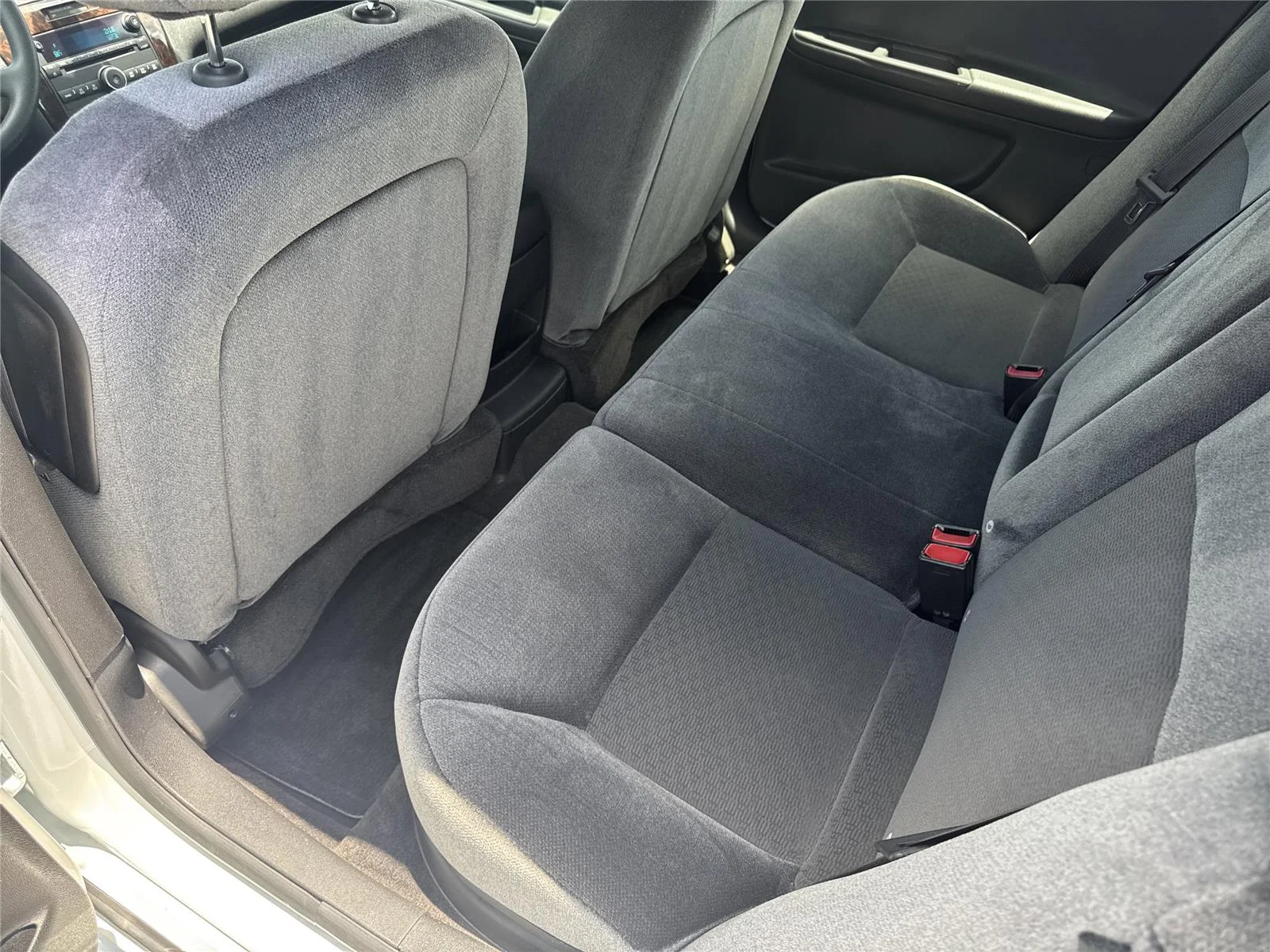 Used 2015 SUMMIT WHITE Chevrolet LT image 28