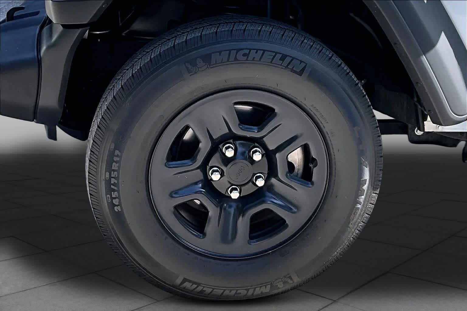 Used 2022 Bright White Clearcoat Jeep Sport image 10