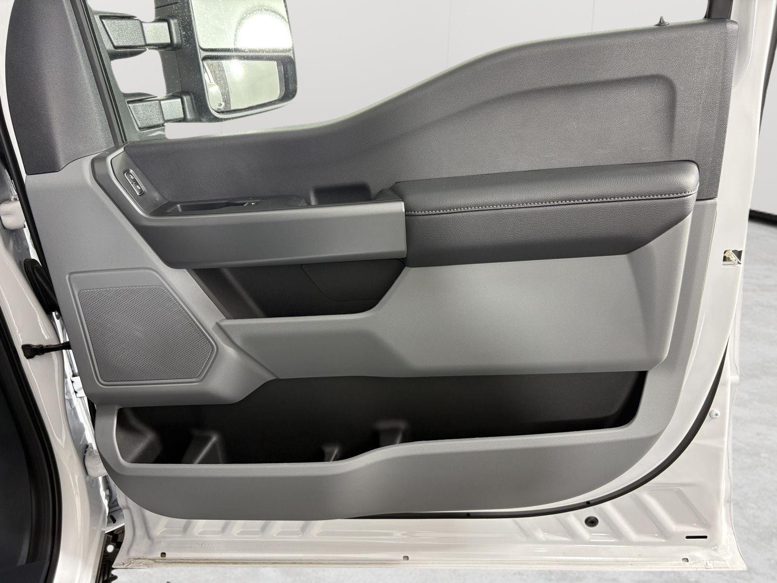 New 2026 Oxford White Ford XL image 23