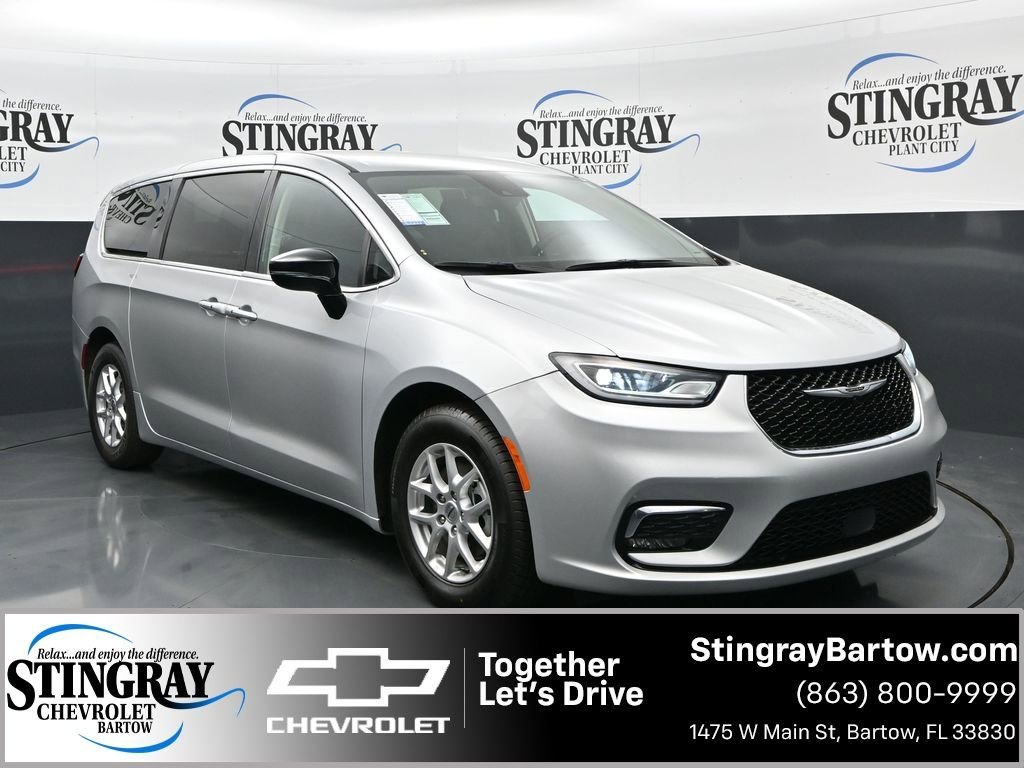 2024 Chrysler Pacifica Touring L's photo