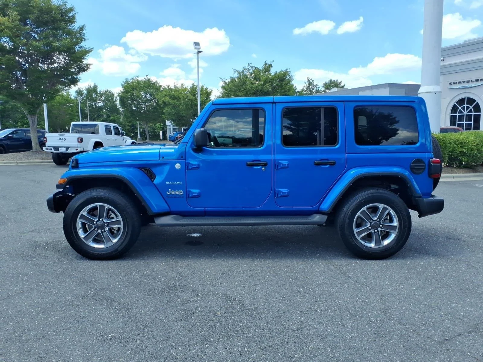 Used 2023 Hydro Blue Pearlcoat Jeep Sahara image 3