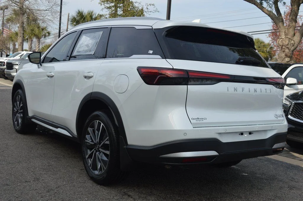 Certified Used 2026 White INFINITI LUXE image 8