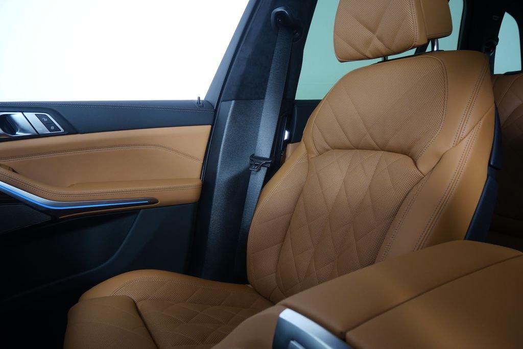New 2026 Mineral White Metallic BMW xDrive50e image 21