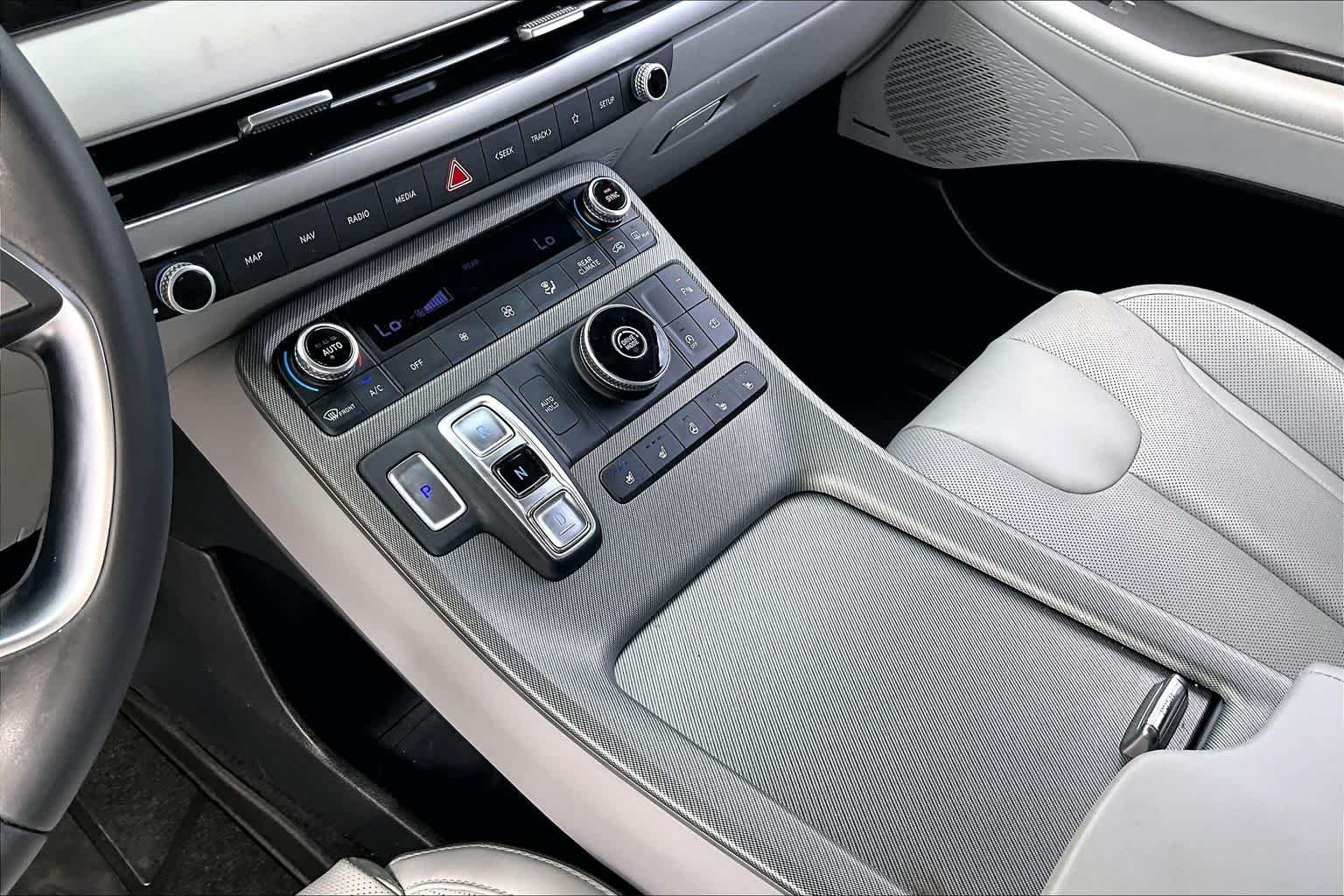 Used 2024 Moonlight Cloud Hyundai SEL 8P image 16