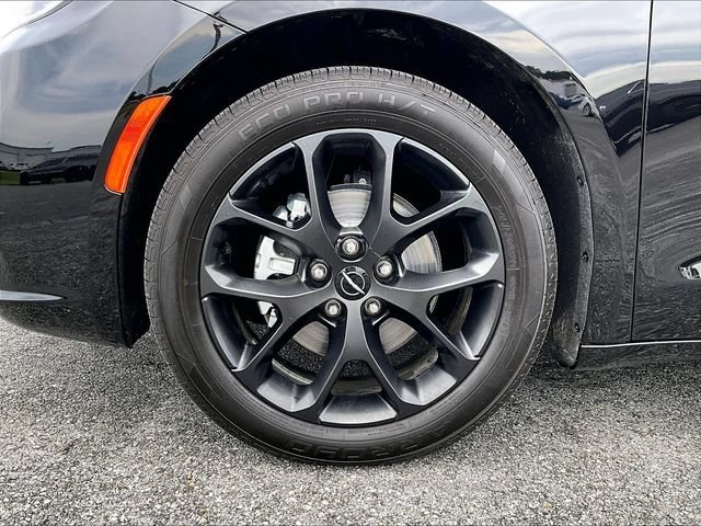 Used 2025 Diamond Black Cry Chrysler Limited image 7