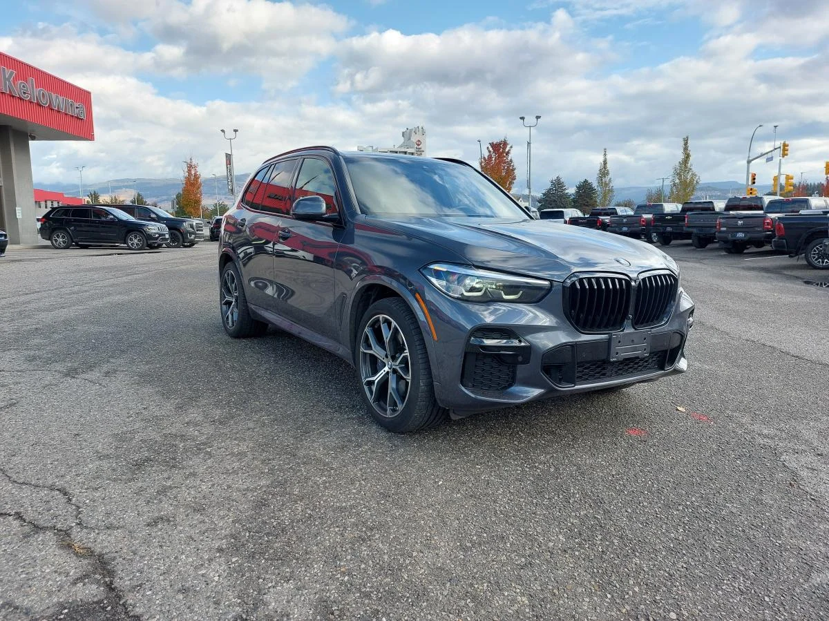 Used 2022 Blue BMW xDrive40i Sports Activity Vehicle image 4