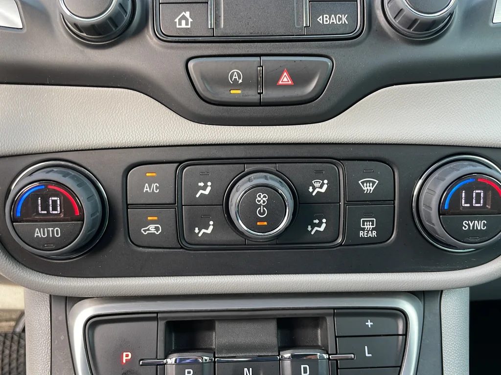Used 2022 Silver GMC SLT image 30