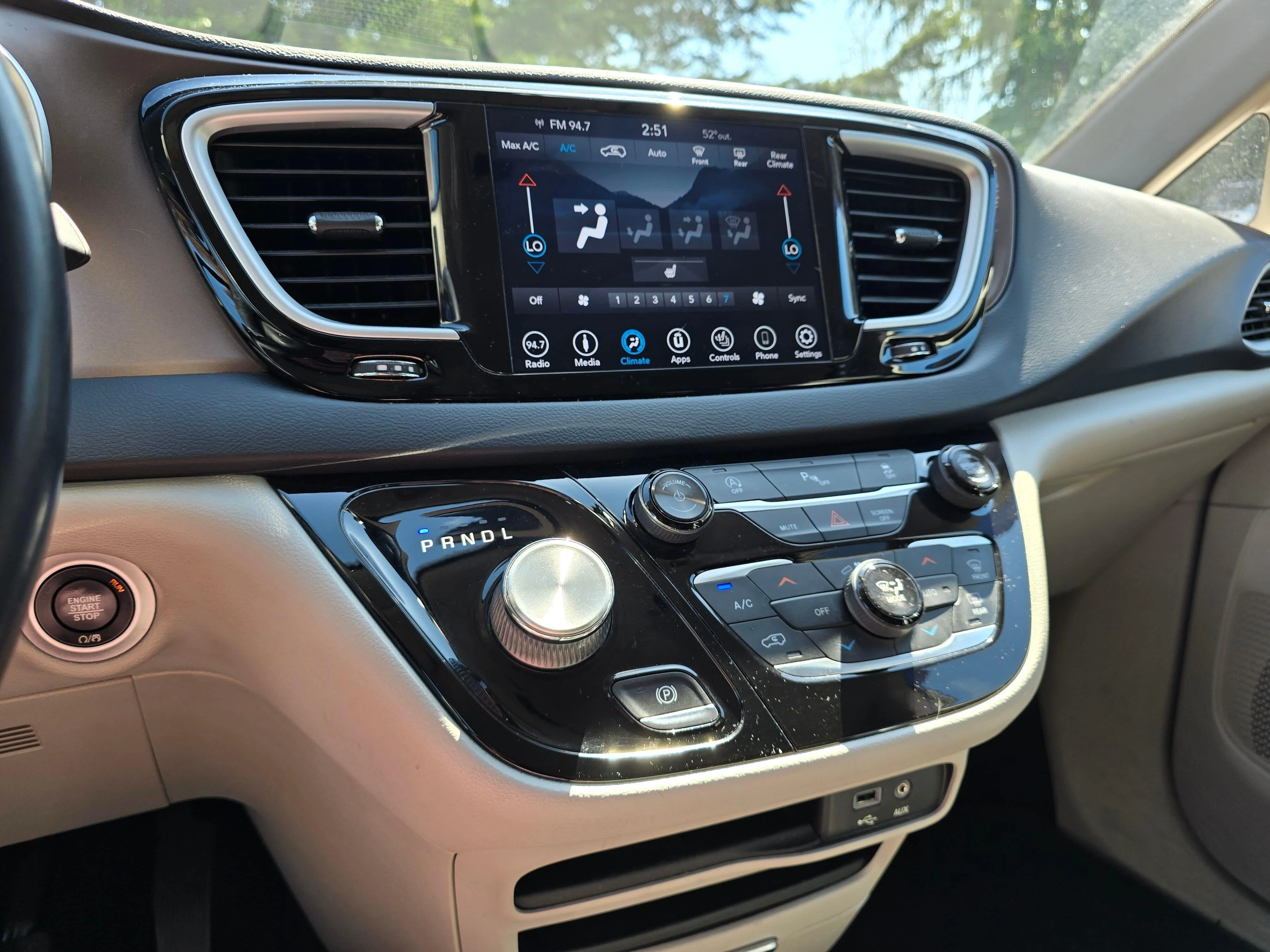 Used 2018 Brilliant Black Crystal Pearlcoat Chrysler Touring L image 19