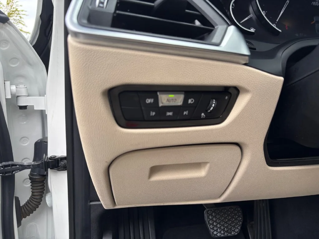 Used 2019 White BMW 330i xDrive image 32