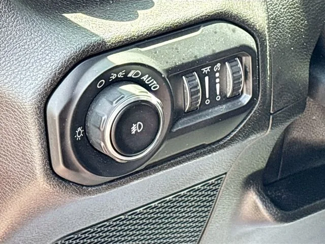 Used 2020 Red Jeep Sport S image 10