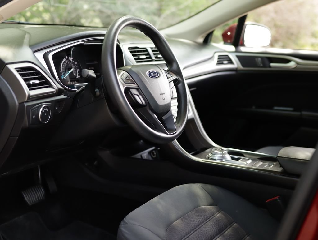 Used 2017 Red Ford SE image 9