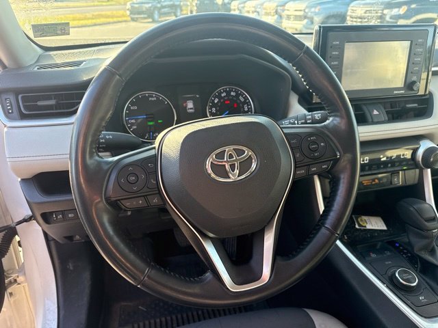 Used 2022 White Toyota XLE image 16