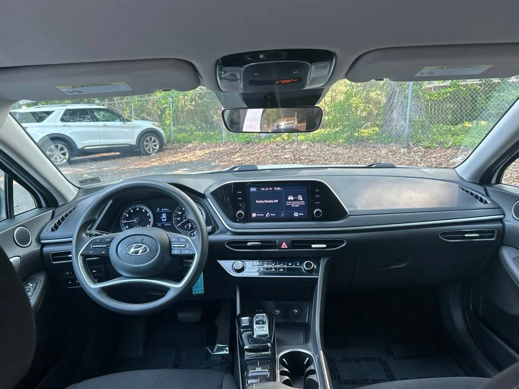 Used 2023 White Hyundai SE image 27