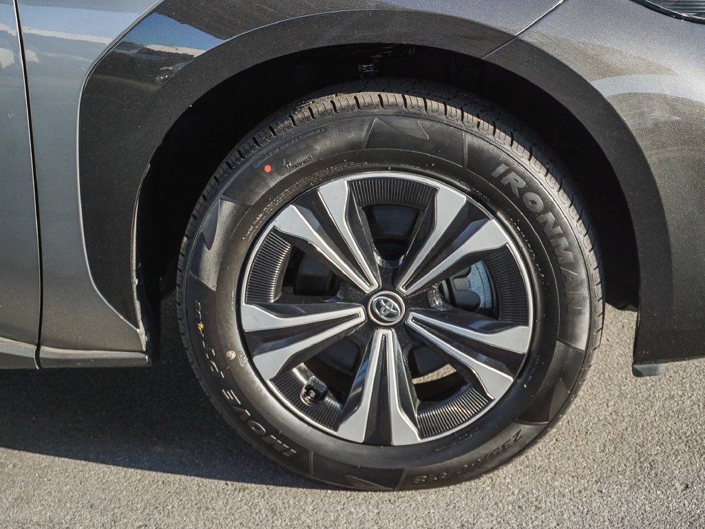 Used 2023  Toyota XLE image 9