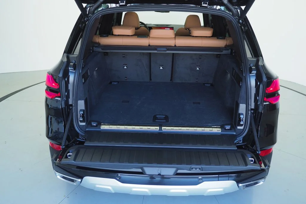 New 2026 Black Sapphire Metallic BMW xDrive50e image 22