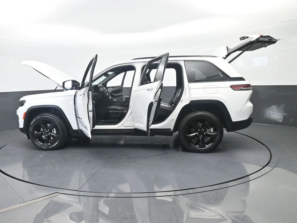 Used 2023 Bright White Clearcoat Jeep Altitude X image 72