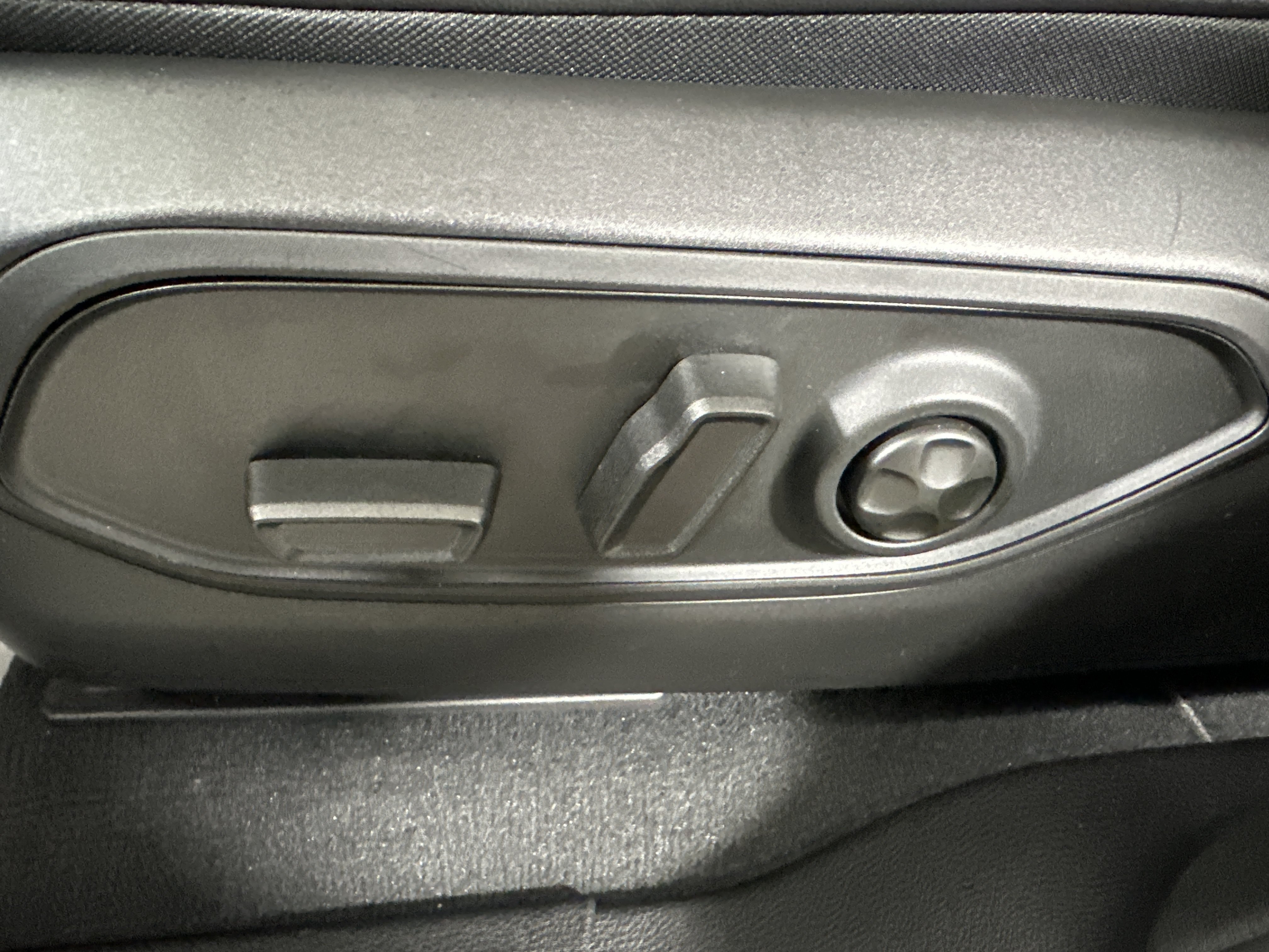 New 2026 Silver Zynith Jeep Laredo Altitude image 10
