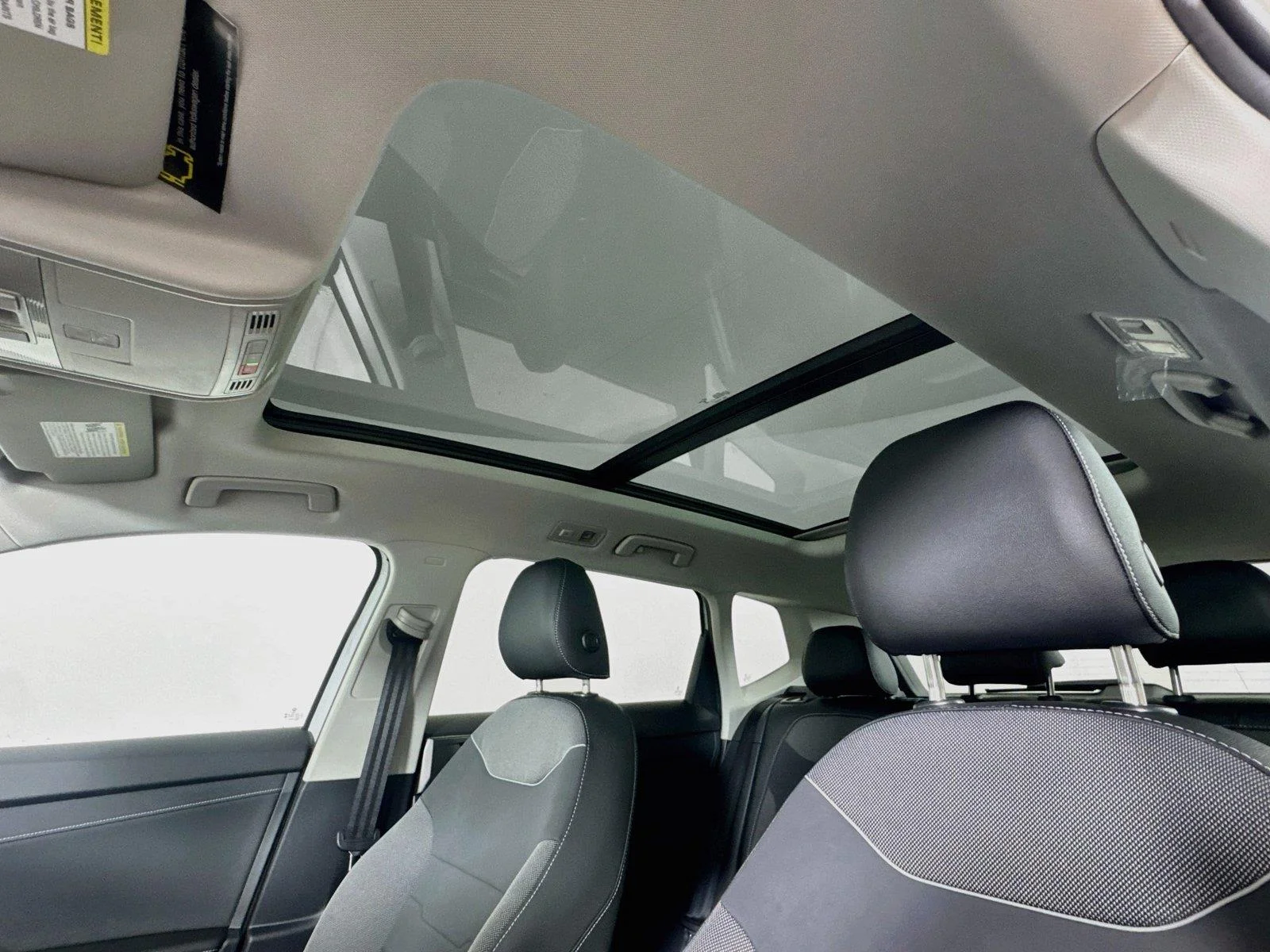 New 2027 Pure White w/Deep Black Roof Volkswagen SE Black image 21