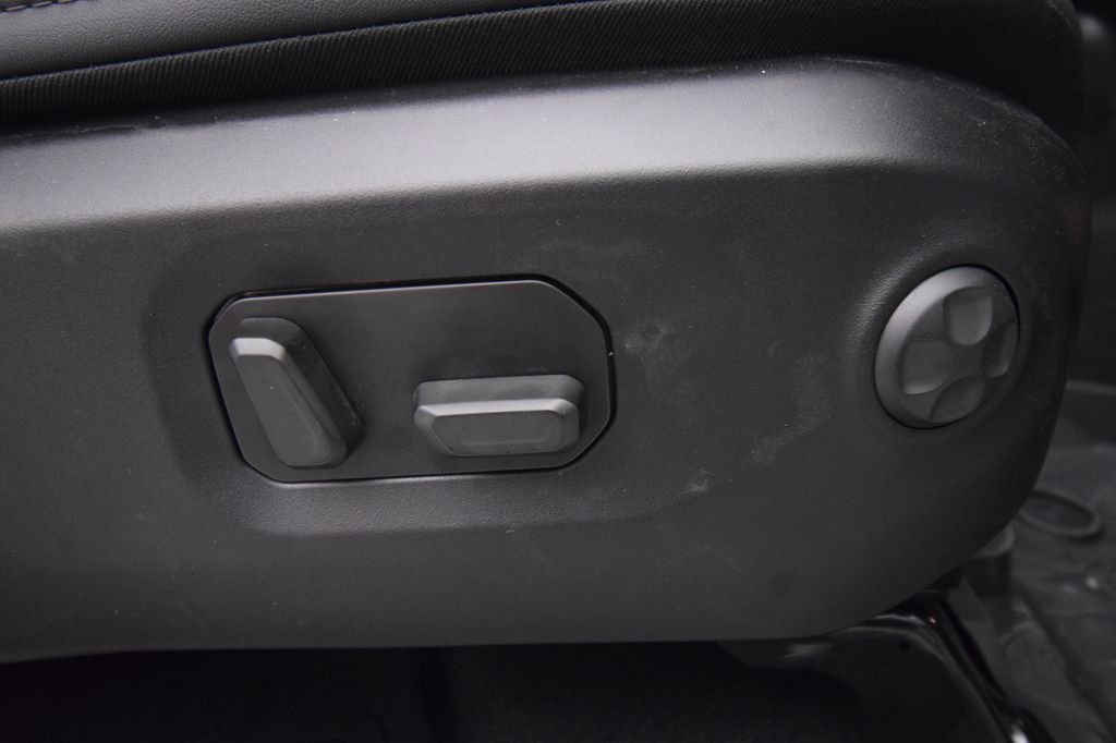 New 2026 Bright White Clear-Coat Exterior Paint Jeep Rubicon X image 20
