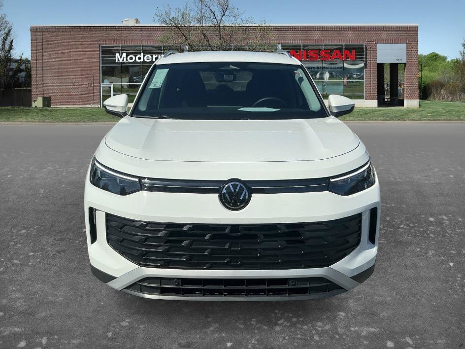 Used 2025 Pure White Volkswagen SE image 6