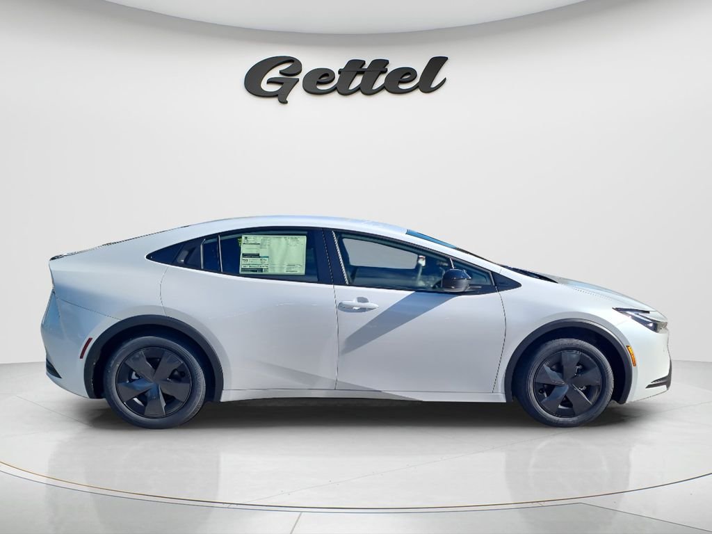 New 2027 Wind Chill Pearl <sup>1</sup> Toyota  LE image 4