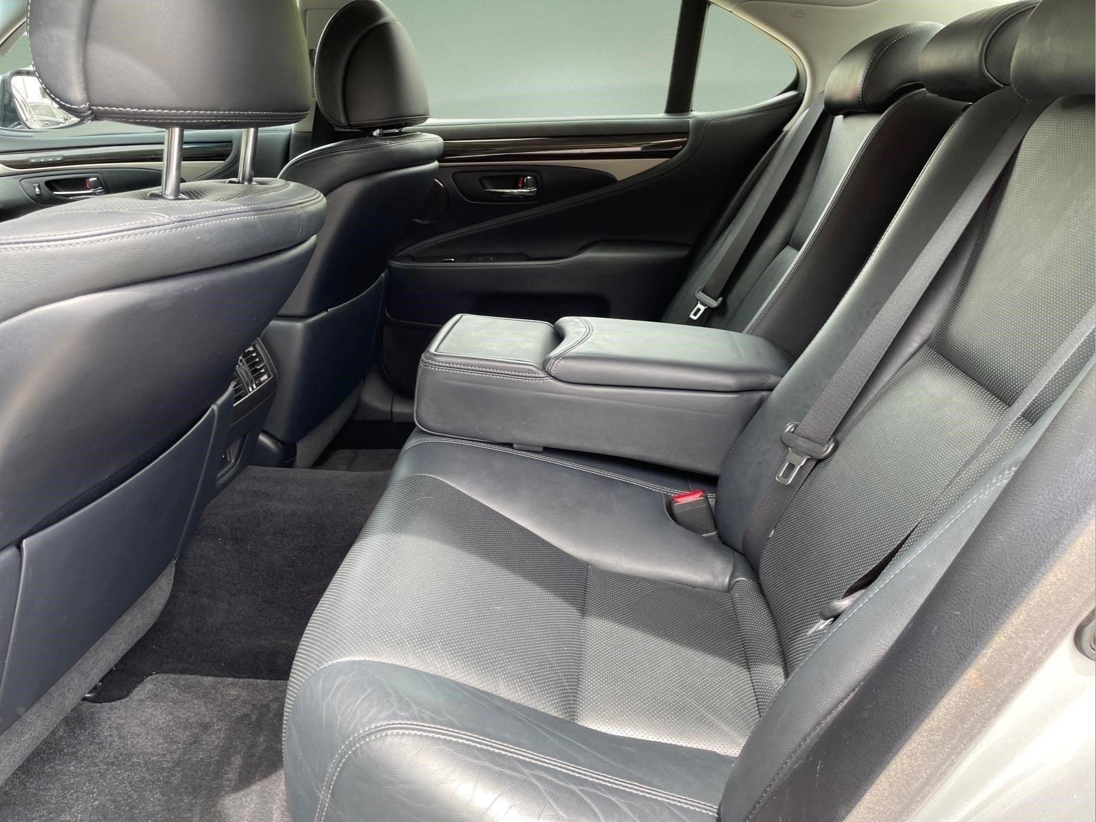 Used 2015 Liquid Platinum Lexus  image 13