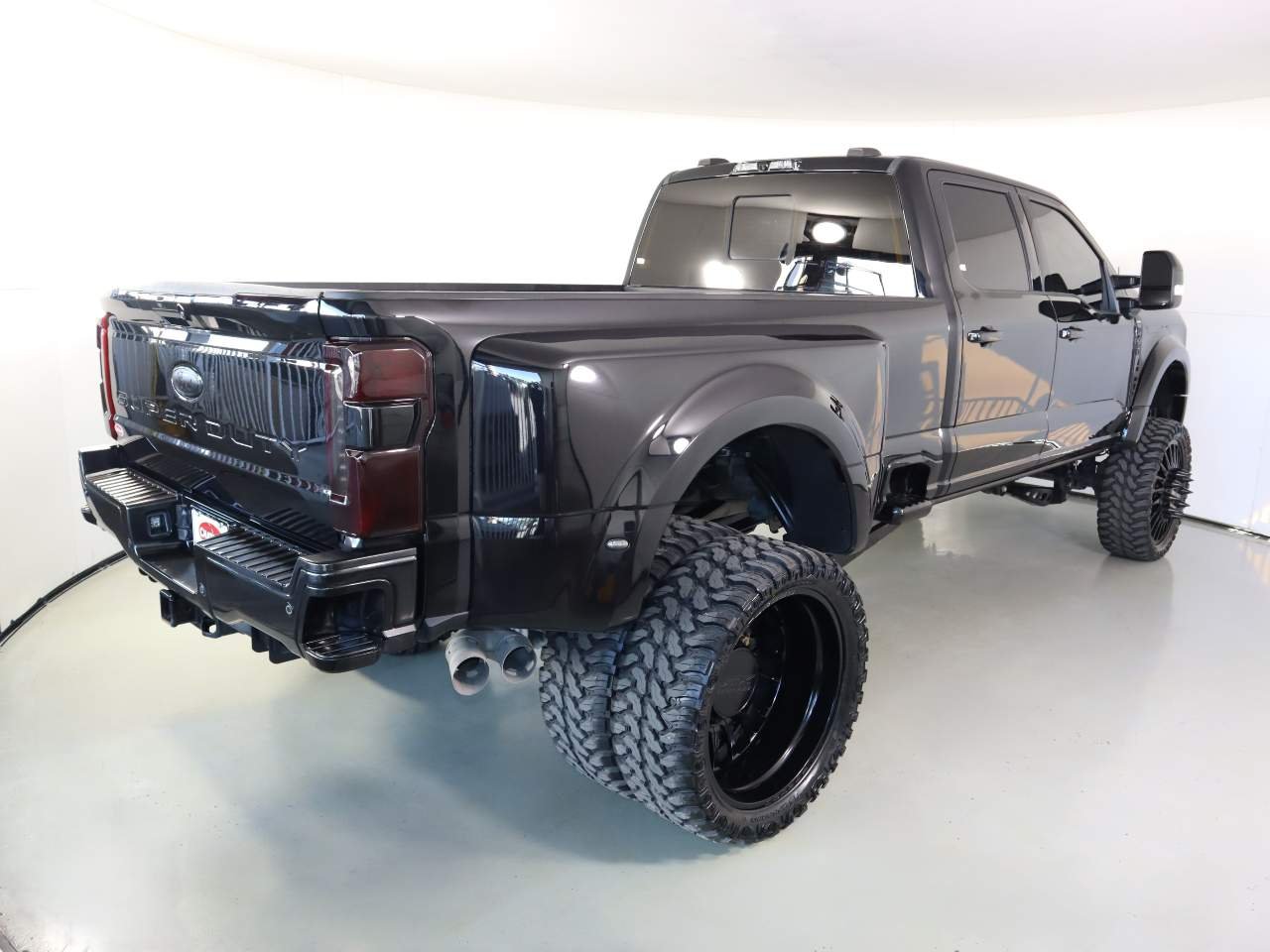 Used 2023 Agate Black Ford Lariat Crew Cab image 4
