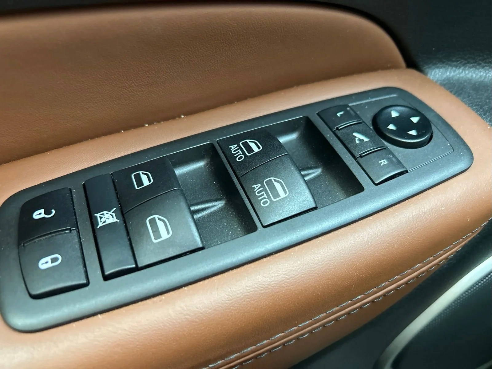 Used 2021 Ivory Jeep Summit image 23