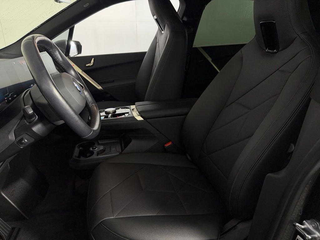 Used 2023 White BMW xDrive50 image 21