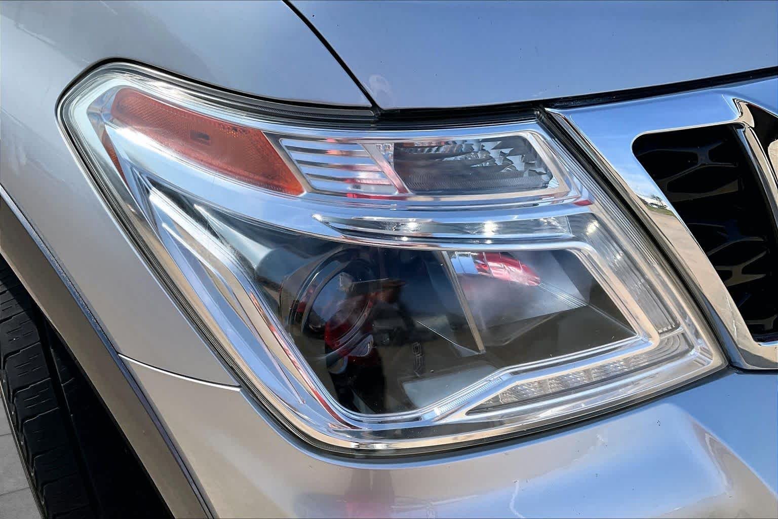 Used 2017 Brilliant Silver Nissan SL image 27