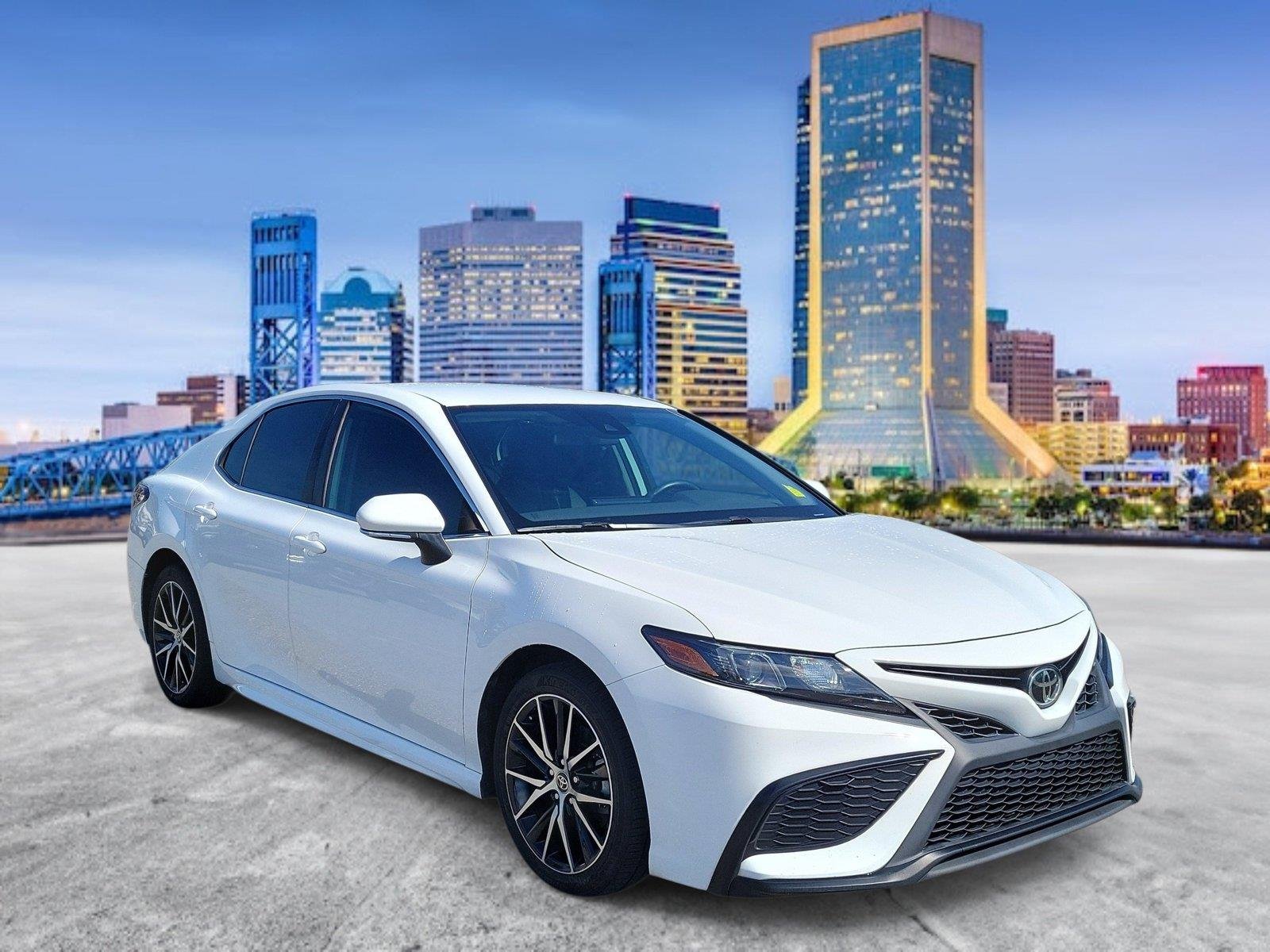 Used 2023 Ice Cap Toyota SE image 4