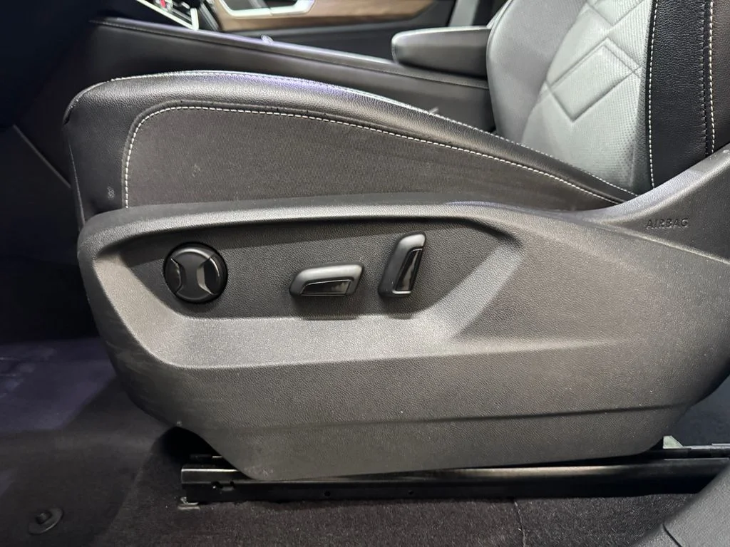 Used 2024 Gray Volkswagen 2.0T SE w/Technology image 15