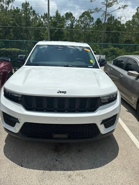 Used 2023 Bright White Clearcoat Jeep Limited image 5