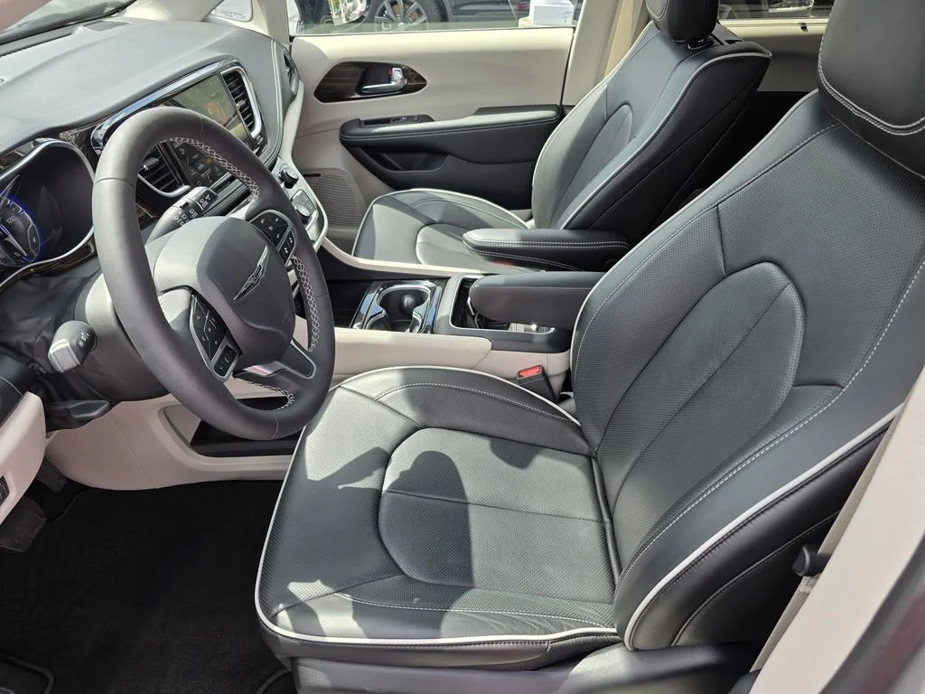 Used 2024 Ceramic Gray Clearcoat Chrysler Limited image 9