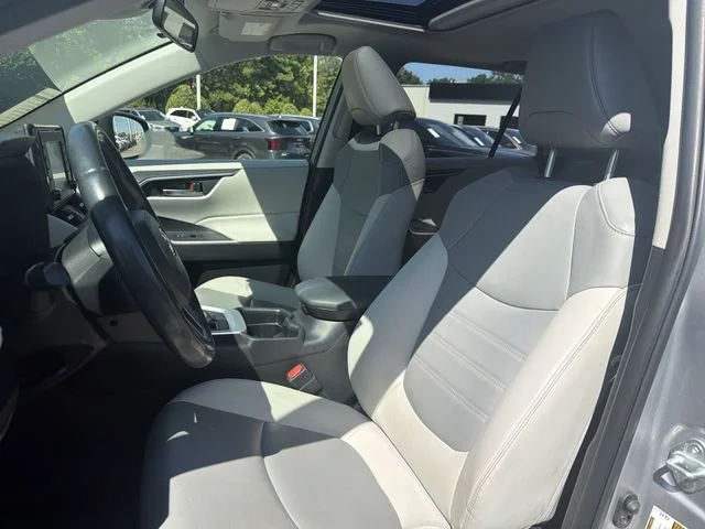 Used 2019 Silver Toyota XLE Premium image 11