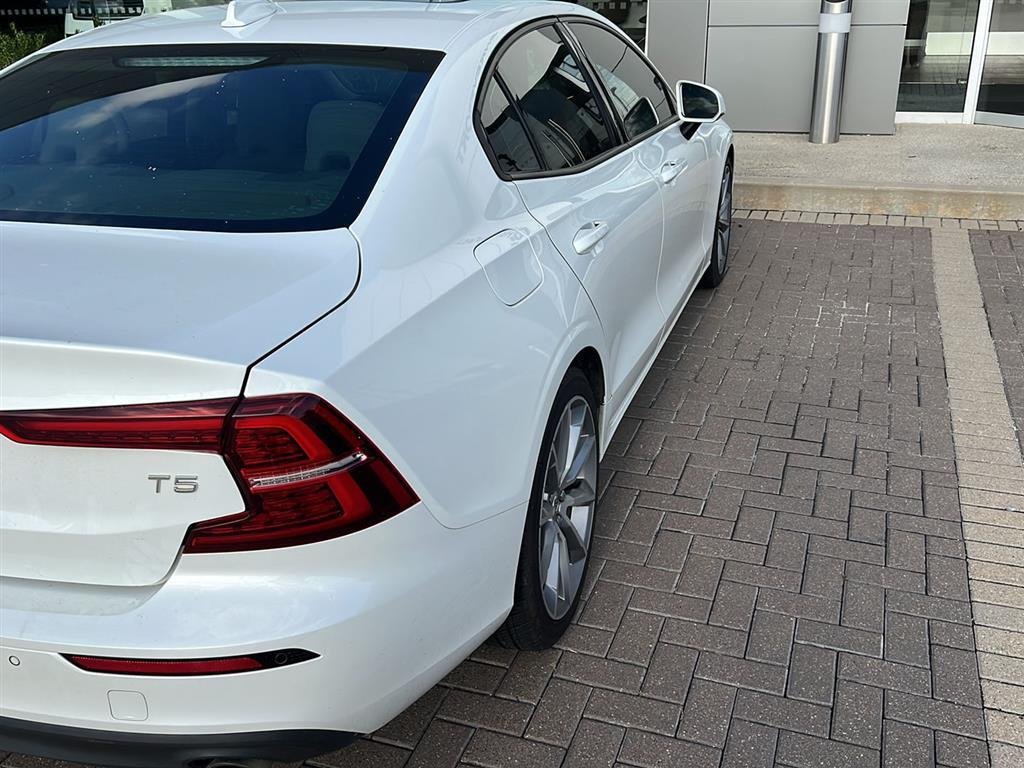 Used 2019 Crystal White Pearl Metallic Volvo Momentum image 4