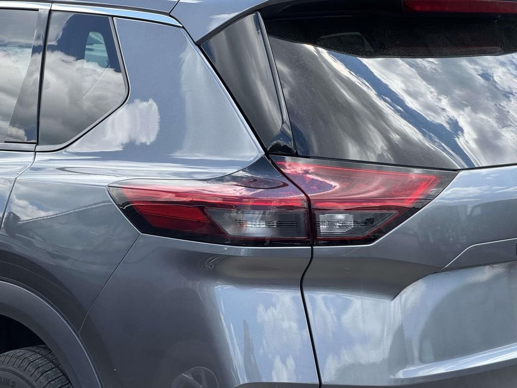 Used 2021 Gray Nissan SV image 4