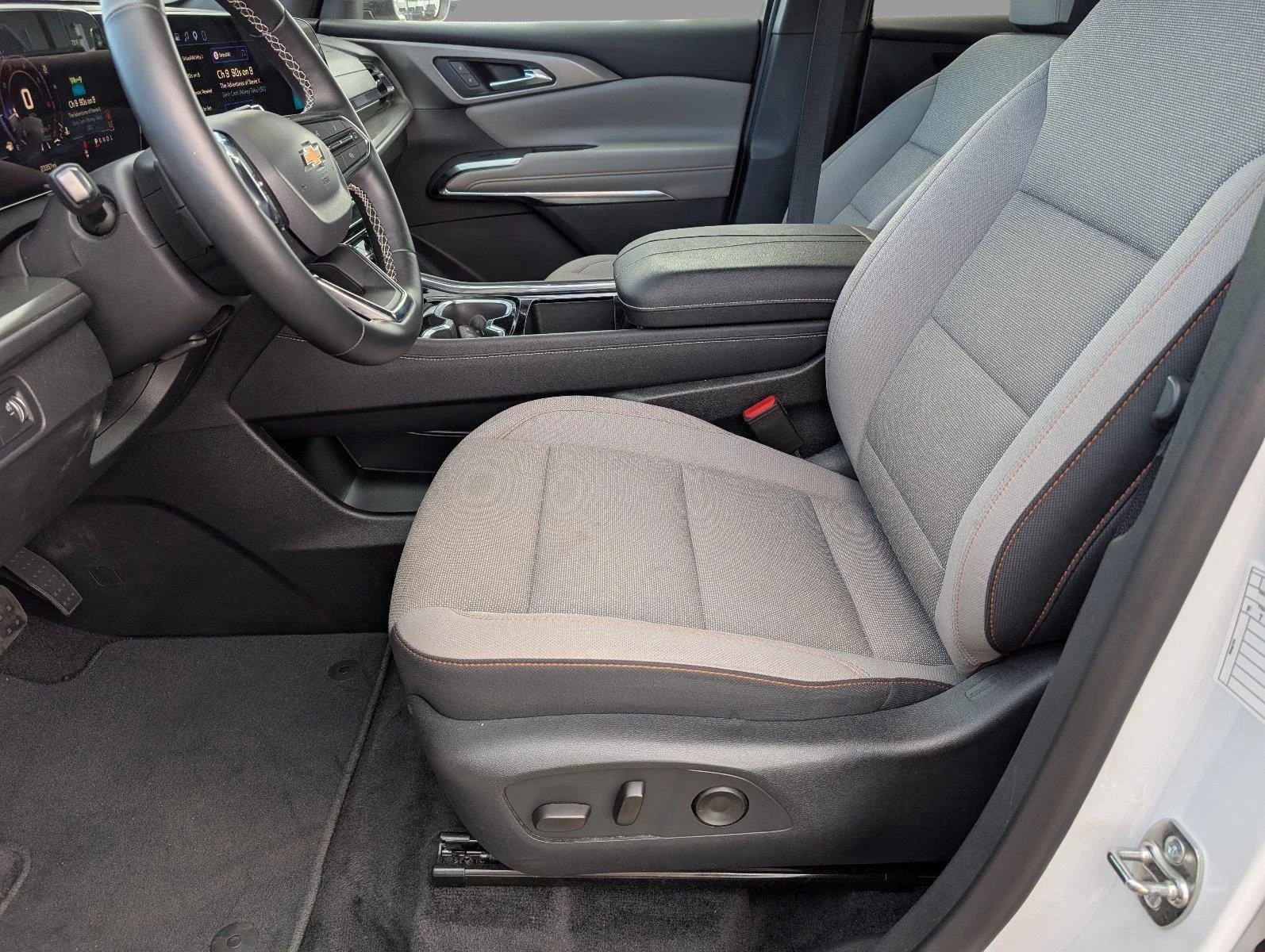 Used 2026 Summit White Chevrolet LT image 13