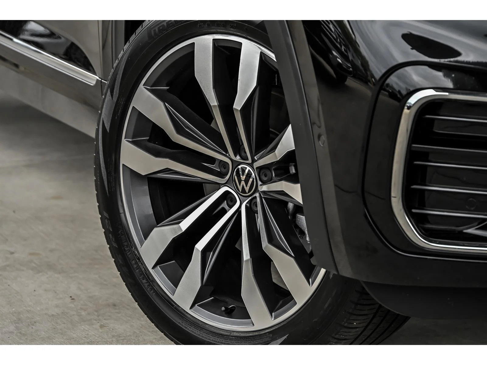 Used 2023 Black Volkswagen V6 SEL Premium R-Line 4Motion image 3