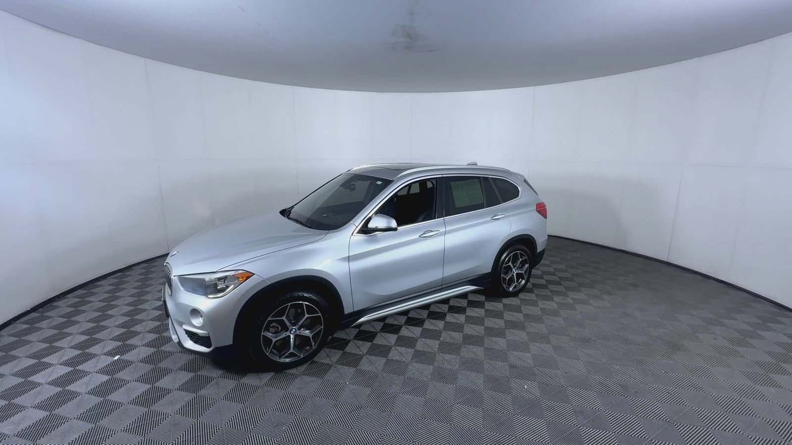 Used 2018 Glacier Silver Metallic BMW xDrive28i image 4