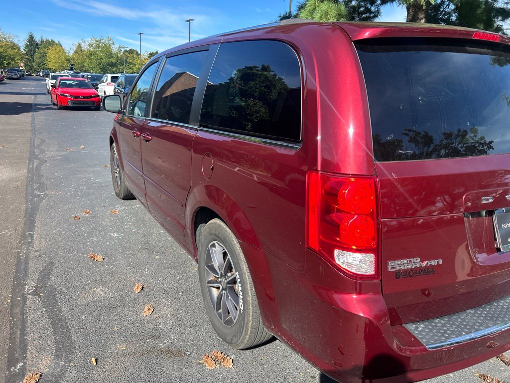 Used 2017 Red Dodge SXT image 9