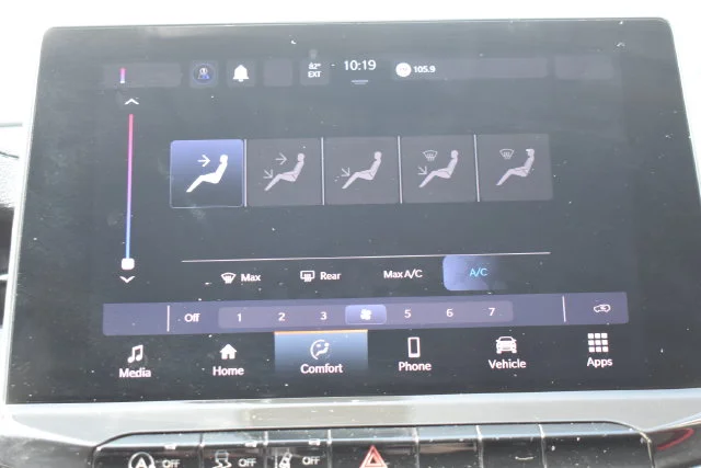 Used 2022 White Jeep Latitude image 28